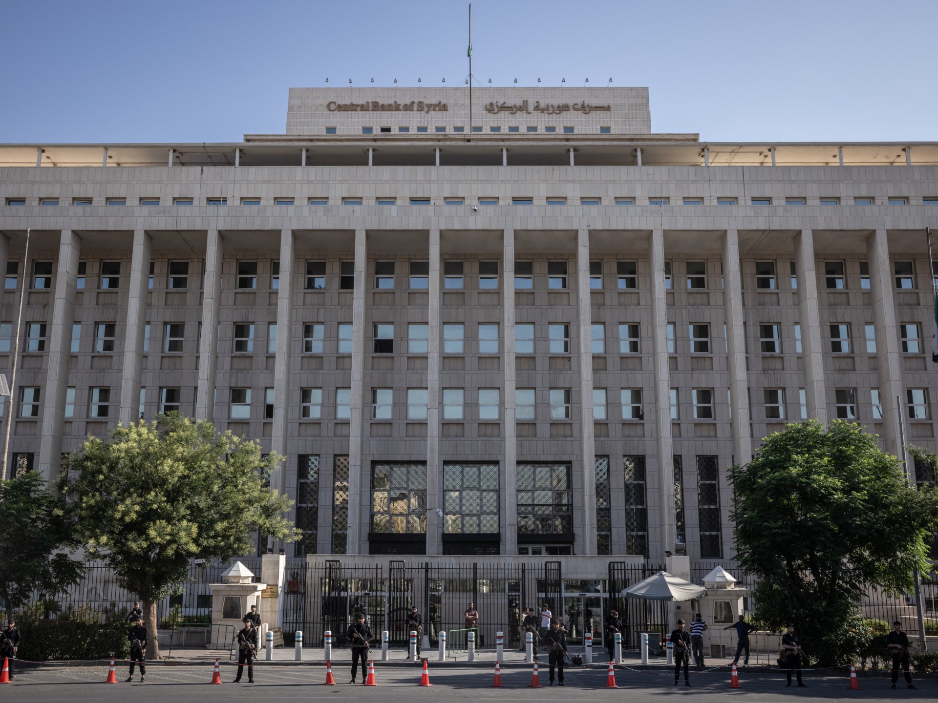 تحديات تواجه سوريا للانخراط في نظام سويفت وتداول الدولار		 – الخليجي نت