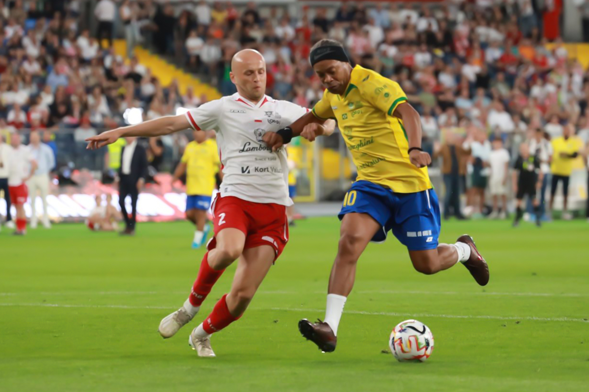 تصرفات غريبة من البرازيلي رونالدينيو في إحدى المباريات الودية		 – الخليجي نت