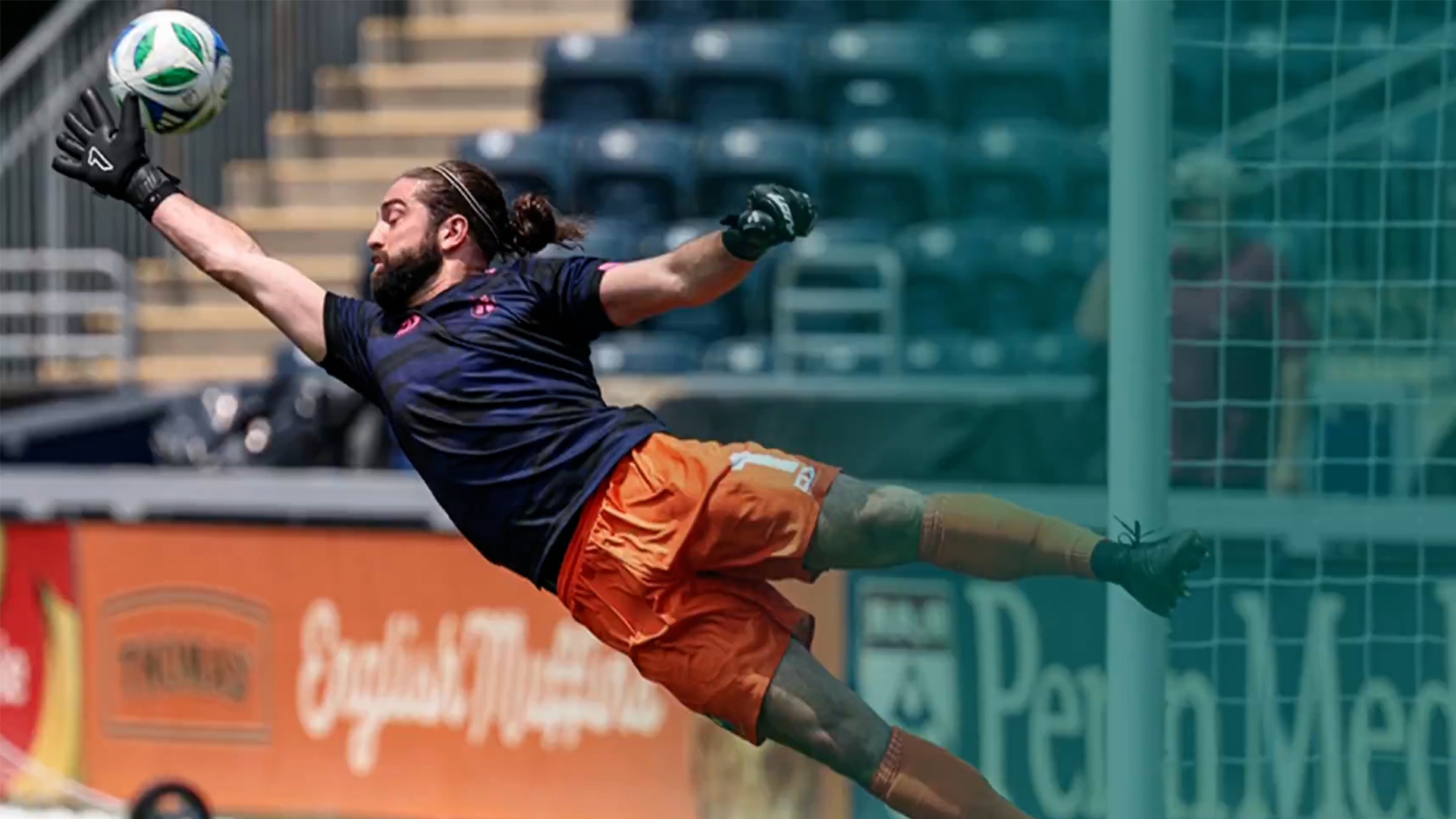 حارس مرمى نهارا وموزع أدوية ليلا		 – الخليجي نت