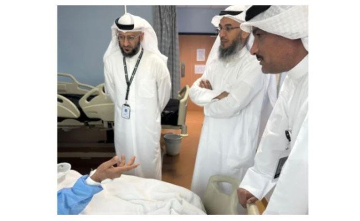 رئيس بعثة الطب الكويتي يطمئن على صحة أحد الحجاج الكويتيين في مكة المكرمة		 – الخليجي نت