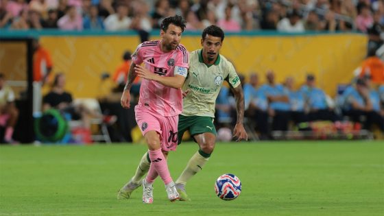شاهد.. ميسي في 38 عاما يتلاعب بلاعبين أصغر منه بسنوات – الخليجي نت