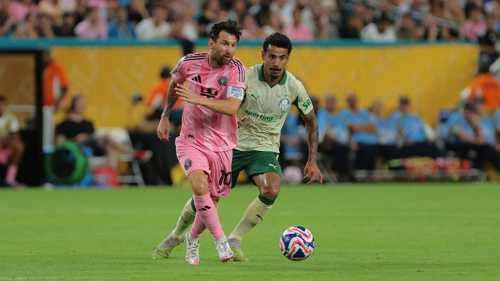 شاهد.. ميسي في 38 عاما يتلاعب بلاعبين أصغر منه بسنوات		 – الخليجي نت