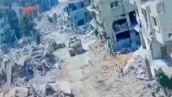 عدسة الاحتلال شمال غزة توثق خروج مقاوم من بين الركام وتفجيره ميركافا – الخليجي نت