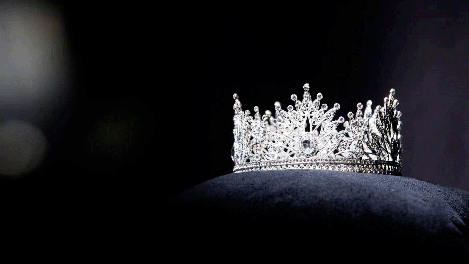 غيرة أم توتر؟ ملكة جمال سابقة تتعمد إسقاط التاج من رأس خليفتها		 – الخليجي نت