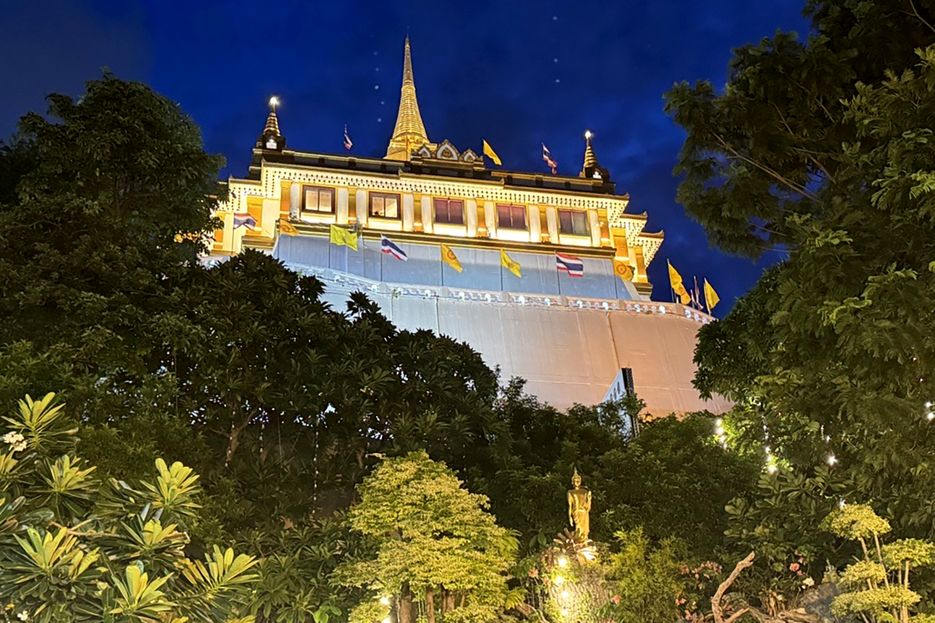 معبد الجبل الذهبي في بانكوك.. غابة وتل وإبهار		 – الخليجي نت