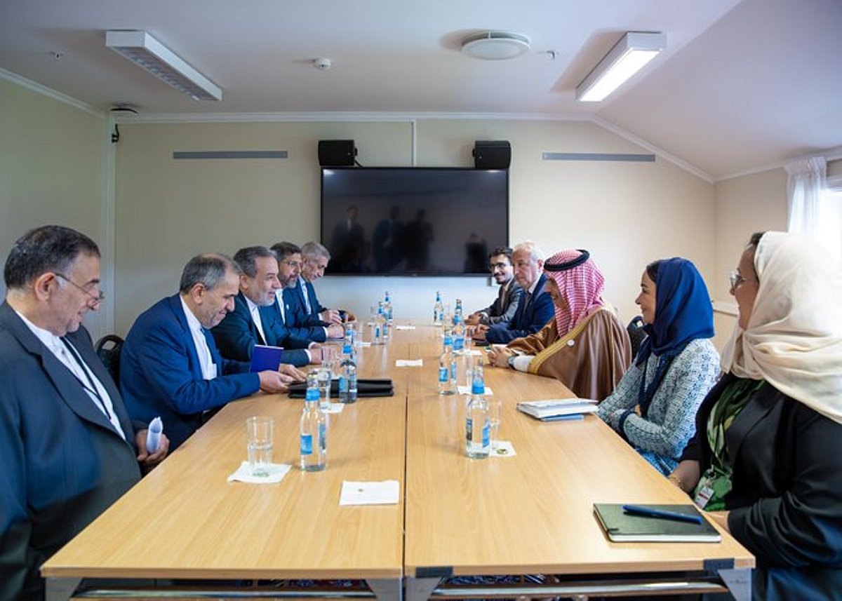 وزير الخارجية يناقش مع نظيره الإيراني المستجدات على الساحتين الإقليمية والدولية		 – الخليجي نت