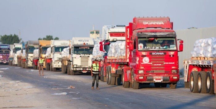 إدخال شاحنات مساعدات إنسانية إلى معبر كرم أبو سالم تمهيدا لنقلها للفلسطينيين بغزة		 – الخليجي نت