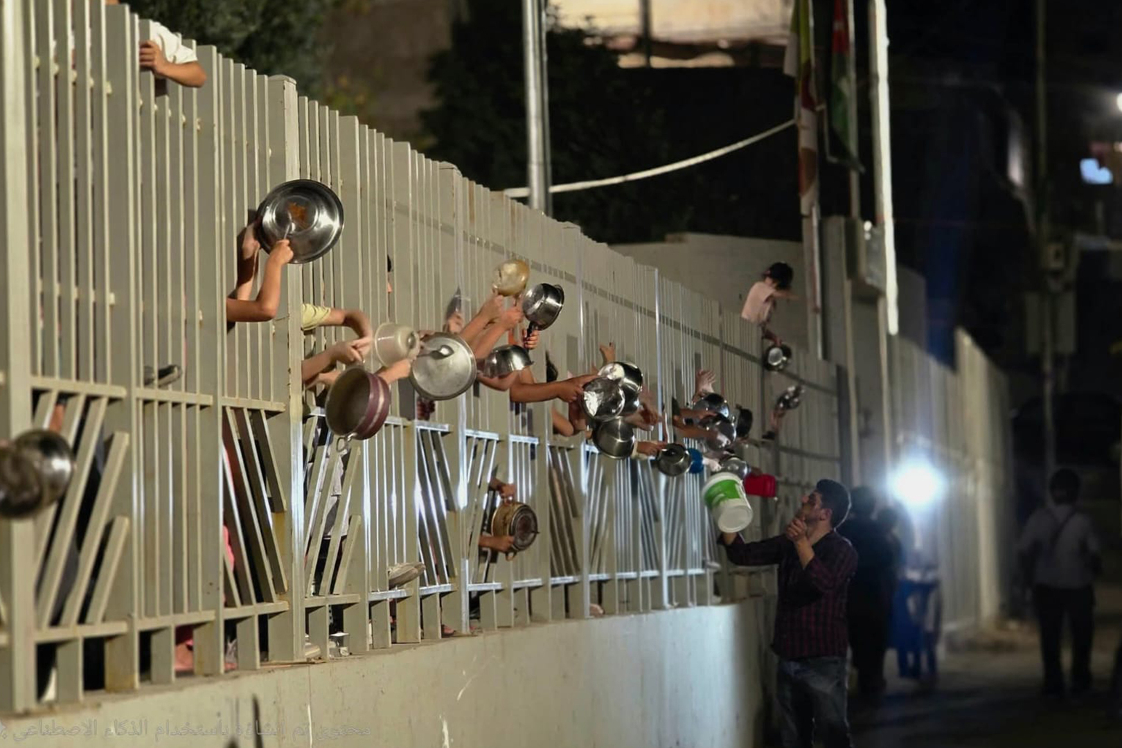 بالفيديو.. أطفال الأردن يقرعون الأواني رفضا لتجويع غزة		 – الخليجي نت
