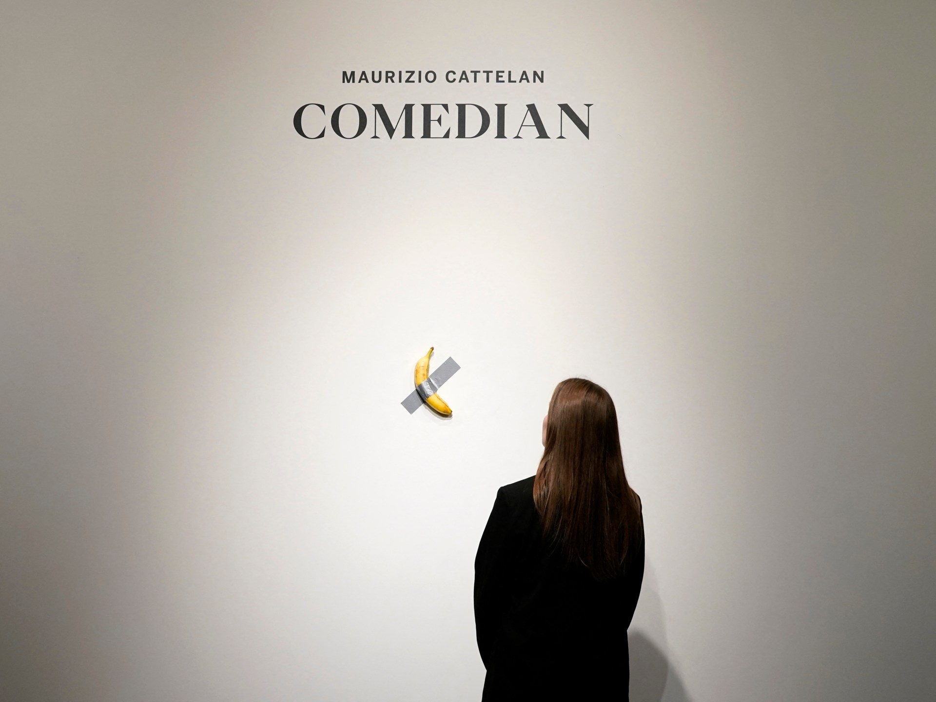 زائر متحف فرنسي يتناول “العمل الفني” المليوني موزة ماوريتسيو كاتيلان		 – الخليجي نت