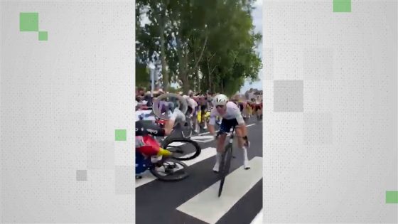 شاهد.. حادث تصادم جماعي مروع في طواف فرنسا للدراجات – الخليجي نت