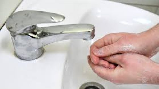 طبيب يحذر من الإفراط في غسل اليدين – الخليجي نت