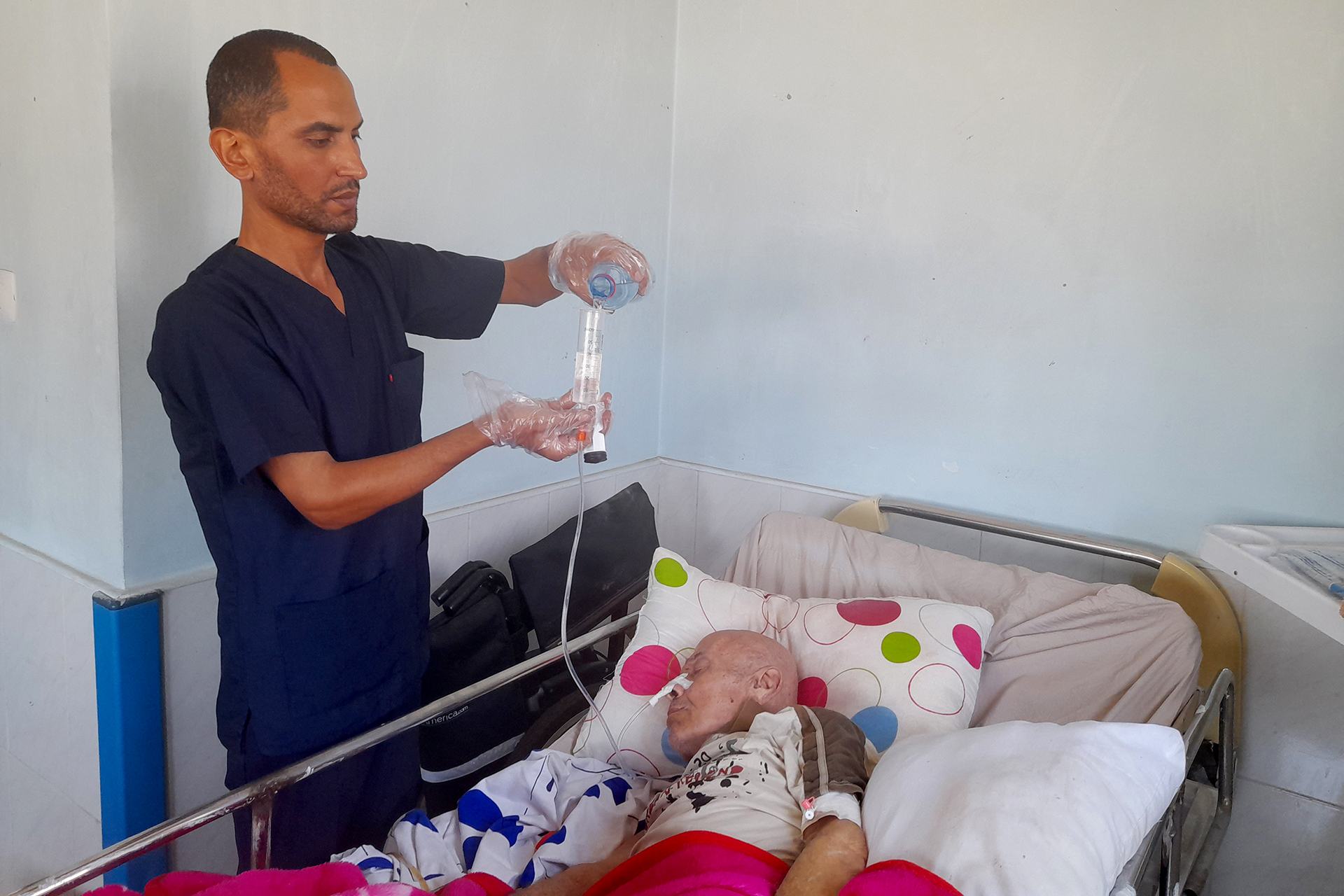 عندما يجتمع ثلاثي الحرب والجوع والمرض على مسنّي غزة		 – الخليجي نت