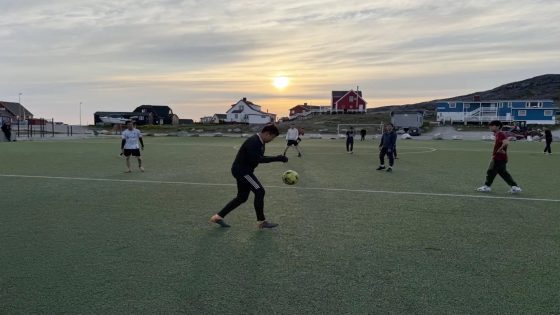 كرة القدم تحت شمس منتصف الليل.. تعرف على أقصر دوري في العالم – الخليجي نت