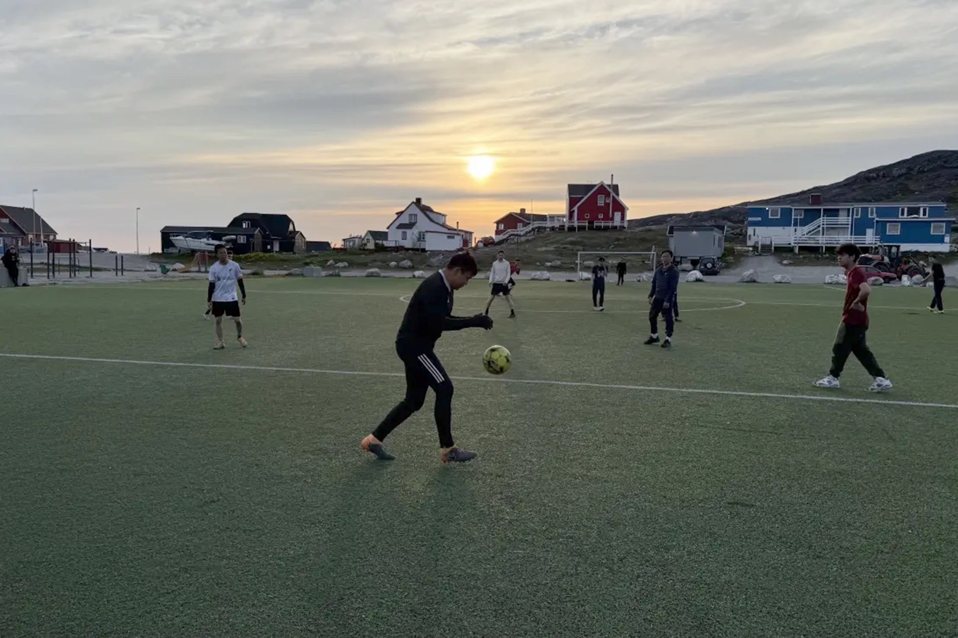 كرة القدم تحت شمس منتصف الليل.. تعرف على أقصر دوري في العالم		 – الخليجي نت