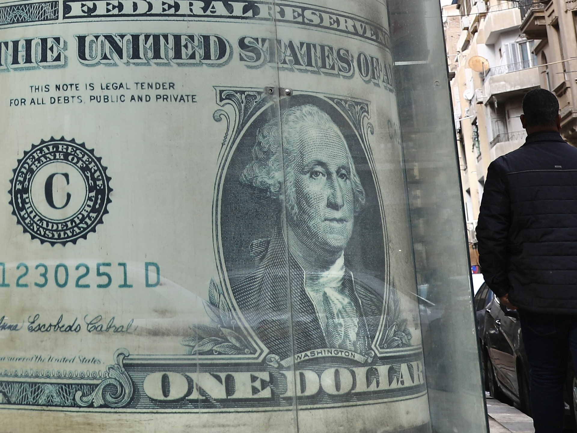 كيف يؤثر تراجع الدولار على اقتصادات ومواطني الدول العربية؟		 – الخليجي نت