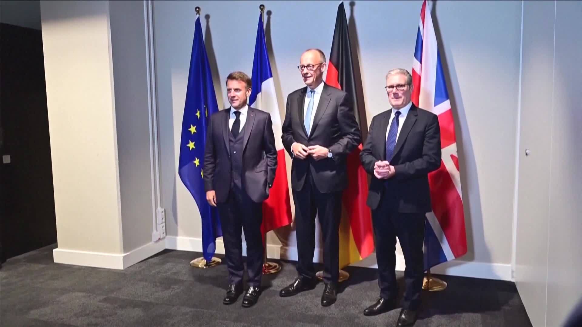 مغردون ينصحون بالتخلي عن آيفون بعد تهديد ترامب أوروبا بسلاح الرسوم الجمركية		 – الخليجي نت