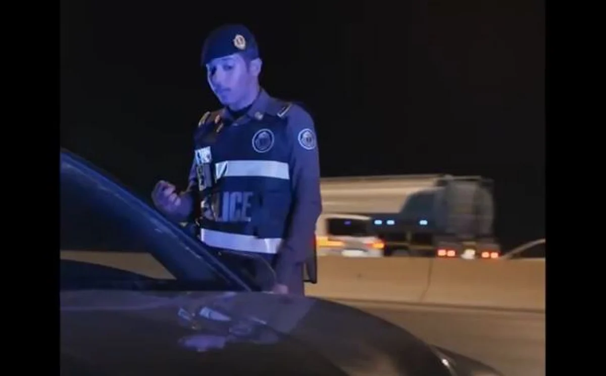 منها استخدام الجوال والتظليل الكامل للمركبة.. ضبط مخالفات مرورية مؤثرة على طريق الملك فهد		 – الخليجي نت