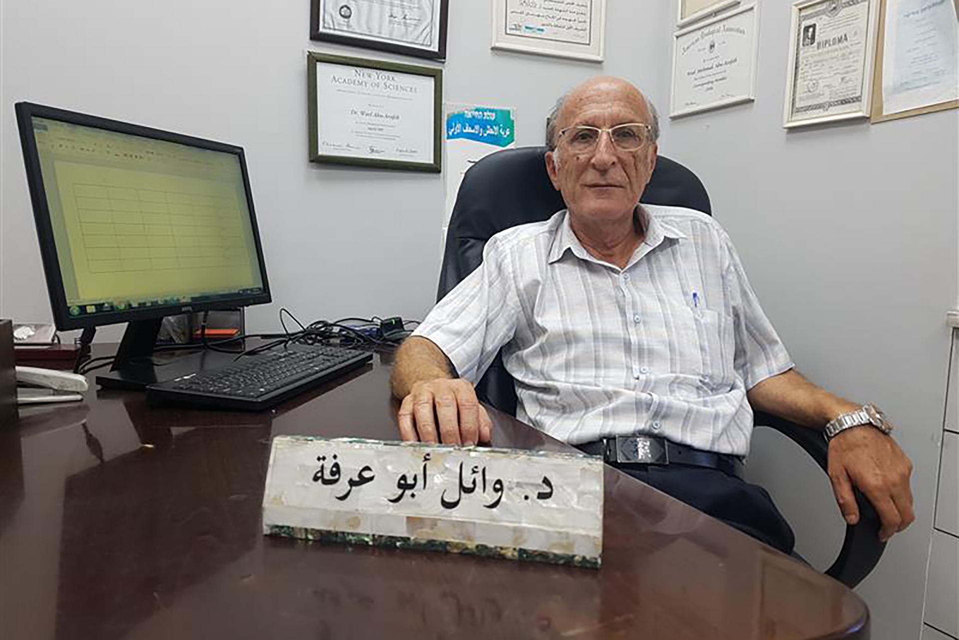 وائل أبو عرفة.. طبيب مقدسي قلبه معلق بغزة		 – الخليجي نت