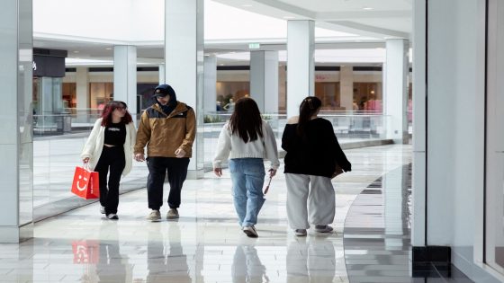بينها الأحذية والموز والسيارات.. سلع سترفع رسوم ترامب الجمركية أسعارها بأميركا – الخليجي نت
