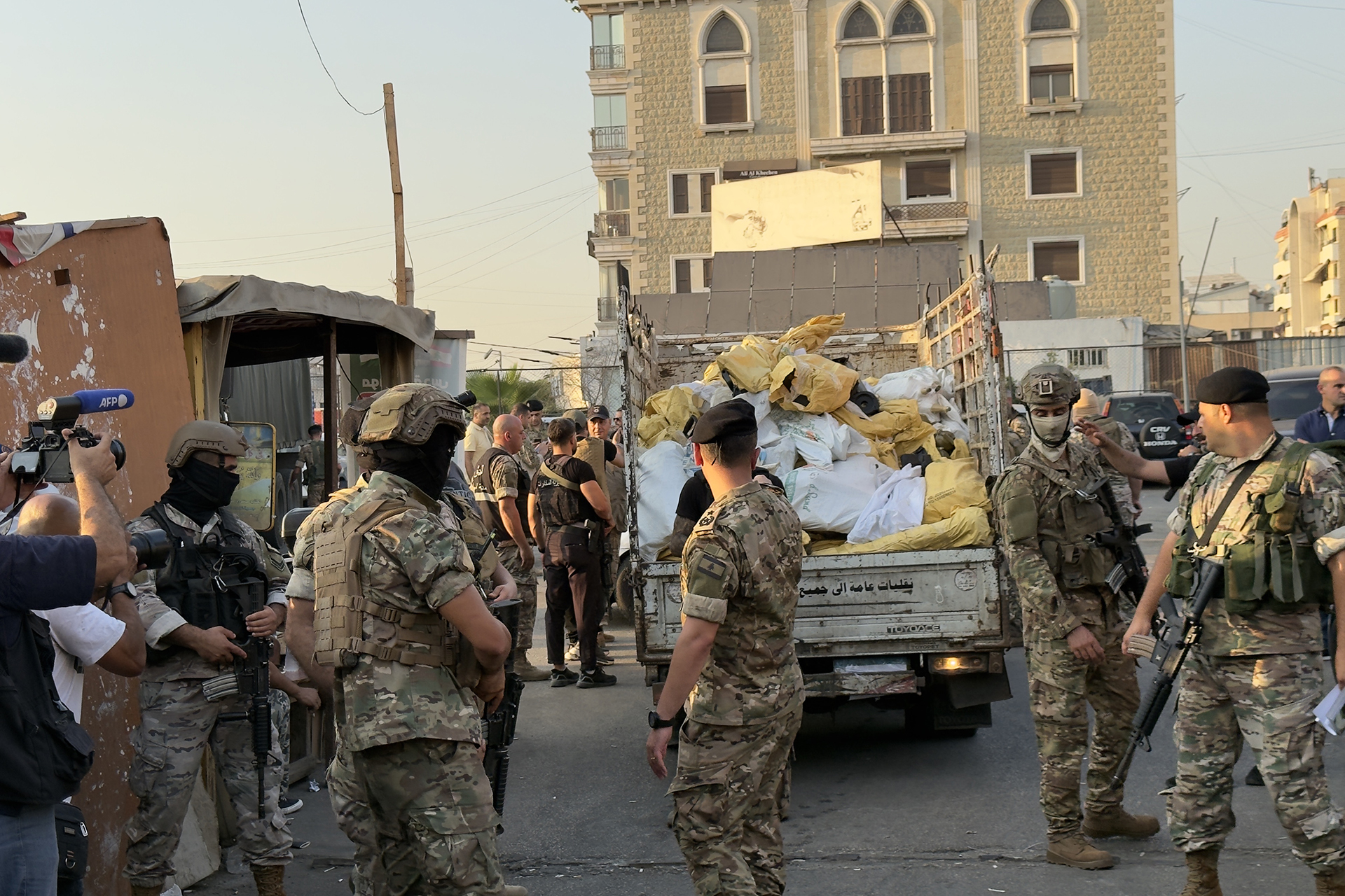 حقيقة تسليم السلاح الفلسطيني في مخيم برج البراجنة بلبنان		 – الخليجي نت