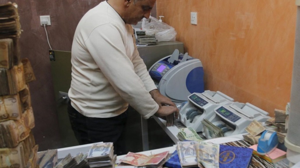 سعر صرف الدينار العراقي مقابل الدولار يرتفع بمستهل تعاملات الأسبوع		 – الخليجي نت
