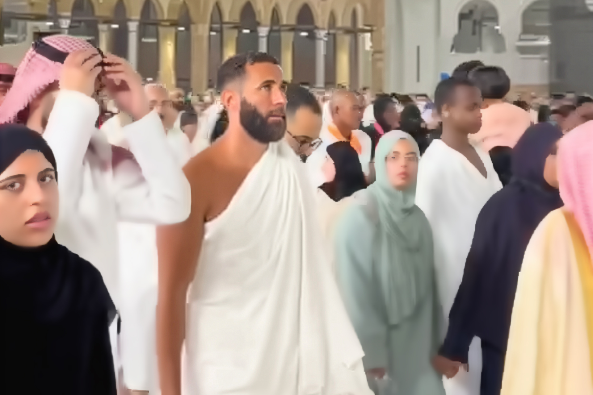 شاهد.. بنزيمة يستهل الموسم الجديد بأداء العمرة		 – الخليجي نت