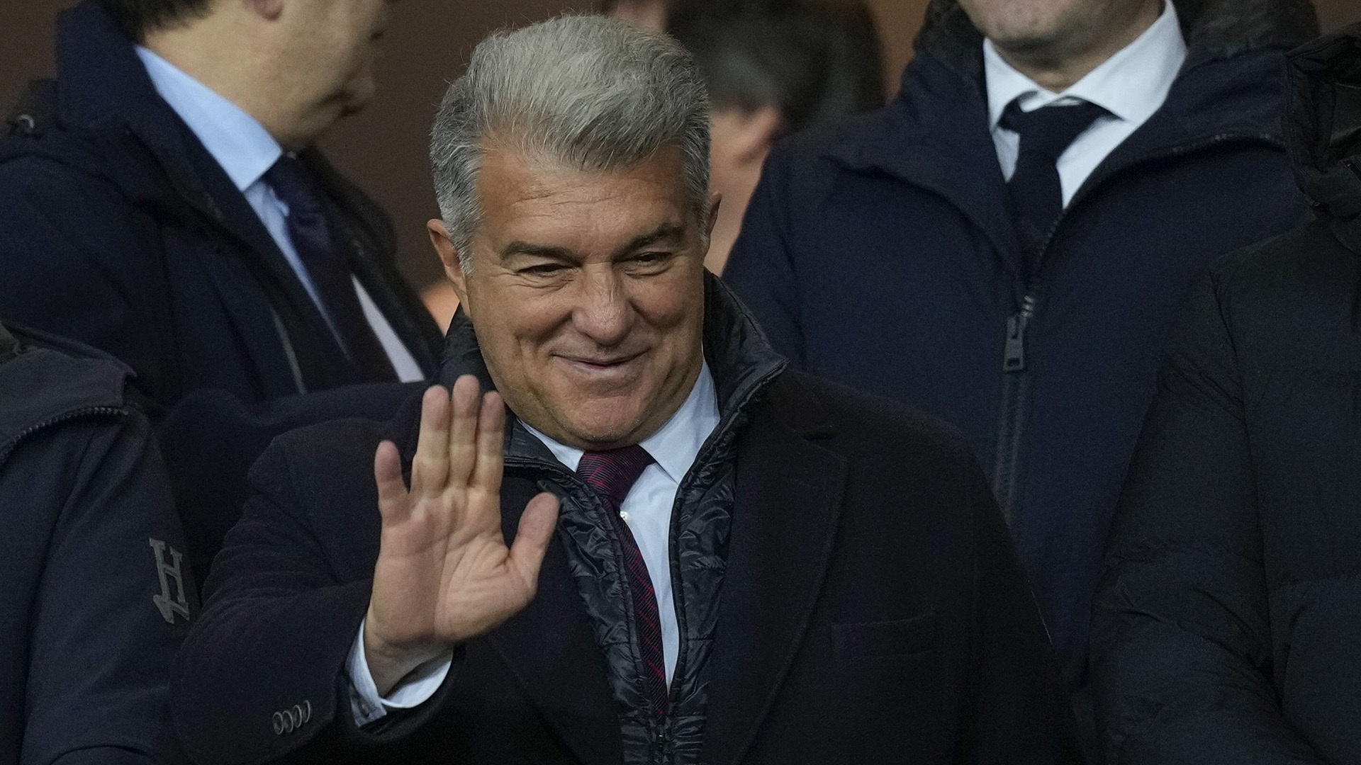 شاهد.. لابورتا رئيس برشلونة ينام في ملعب كامب نو		 – الخليجي نت