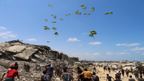 “صناديق موت”.. الإنزالات الجوية للمساعدات تفتك بالغزيين ولا تسد جوعهم – الخليجي نت