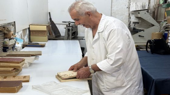 “طبيب الكتب” التونسي يخوض معركة التجليد الأخيرة لإنقاذ ذاكرة الورق – الخليجي نت