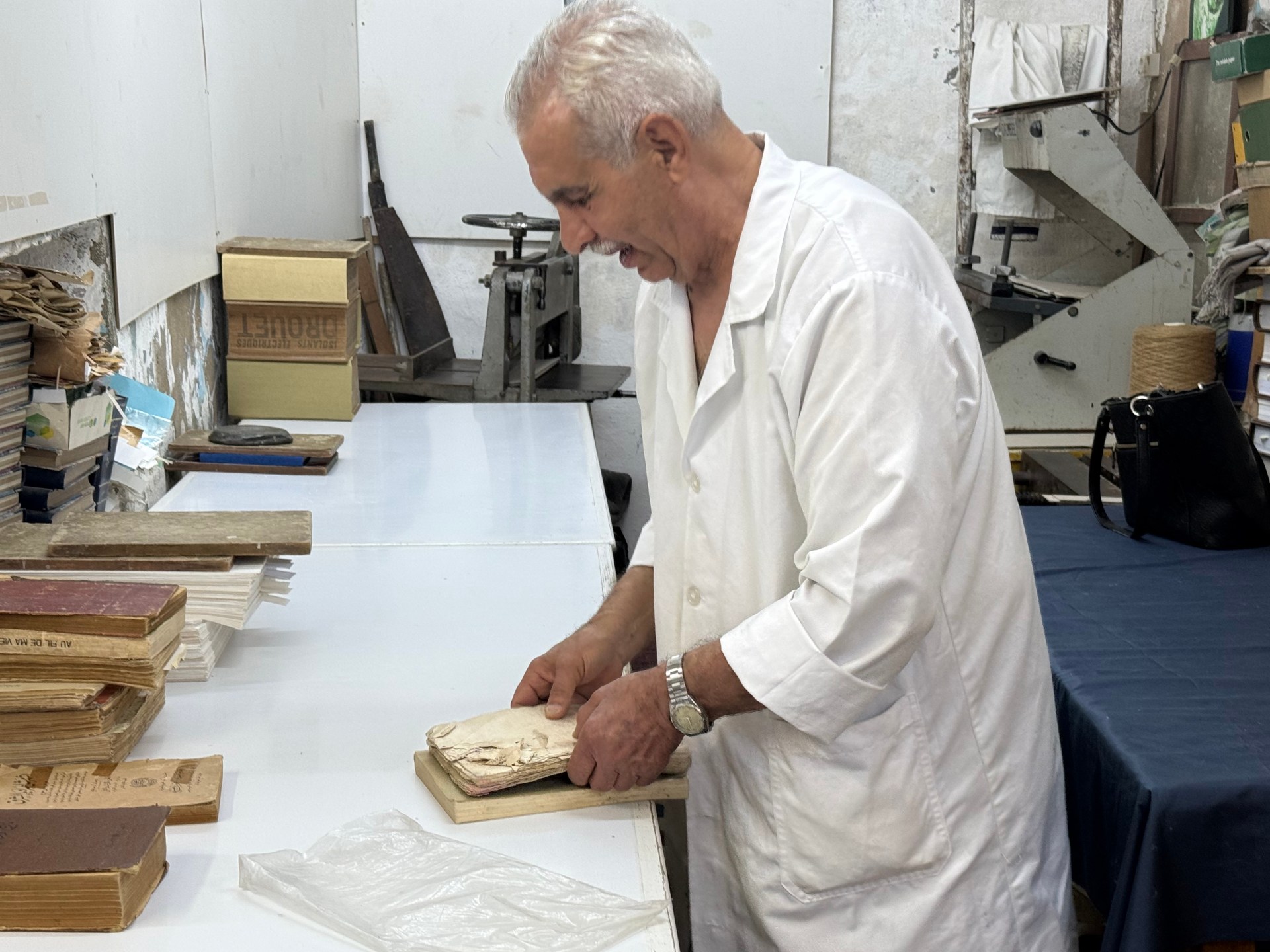 “طبيب الكتب” التونسي يخوض معركة التجليد الأخيرة لإنقاذ ذاكرة الورق		 – الخليجي نت