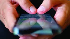 طبيب عظام يُحذّر من الإصابة بإبهام الهاتف الجوال		 – الخليجي نت