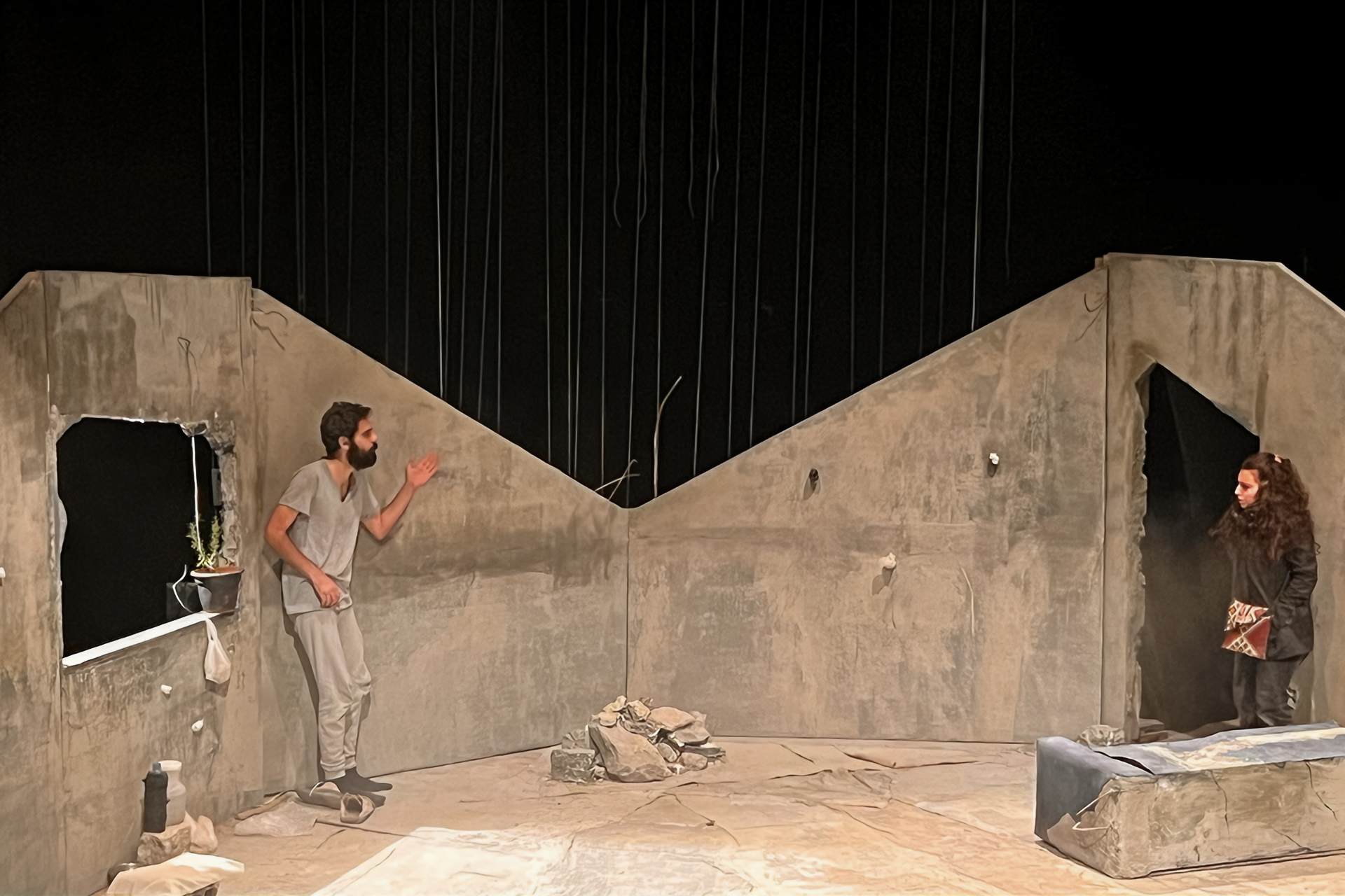 مسرحية “طعم الجدران مالح”.. الألم السوري بين توثيق الحكايات وإعادة صياغة الذاكرة		 – الخليجي نت