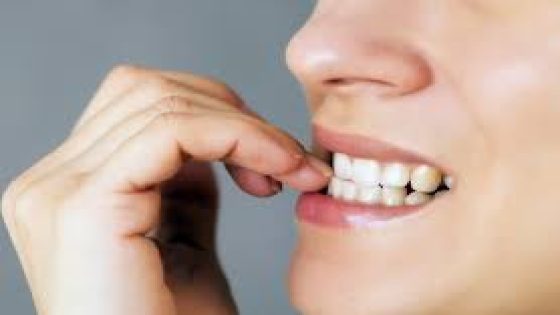 تحذير صحي من عواقب قضم الأظافر – الخليجي نت