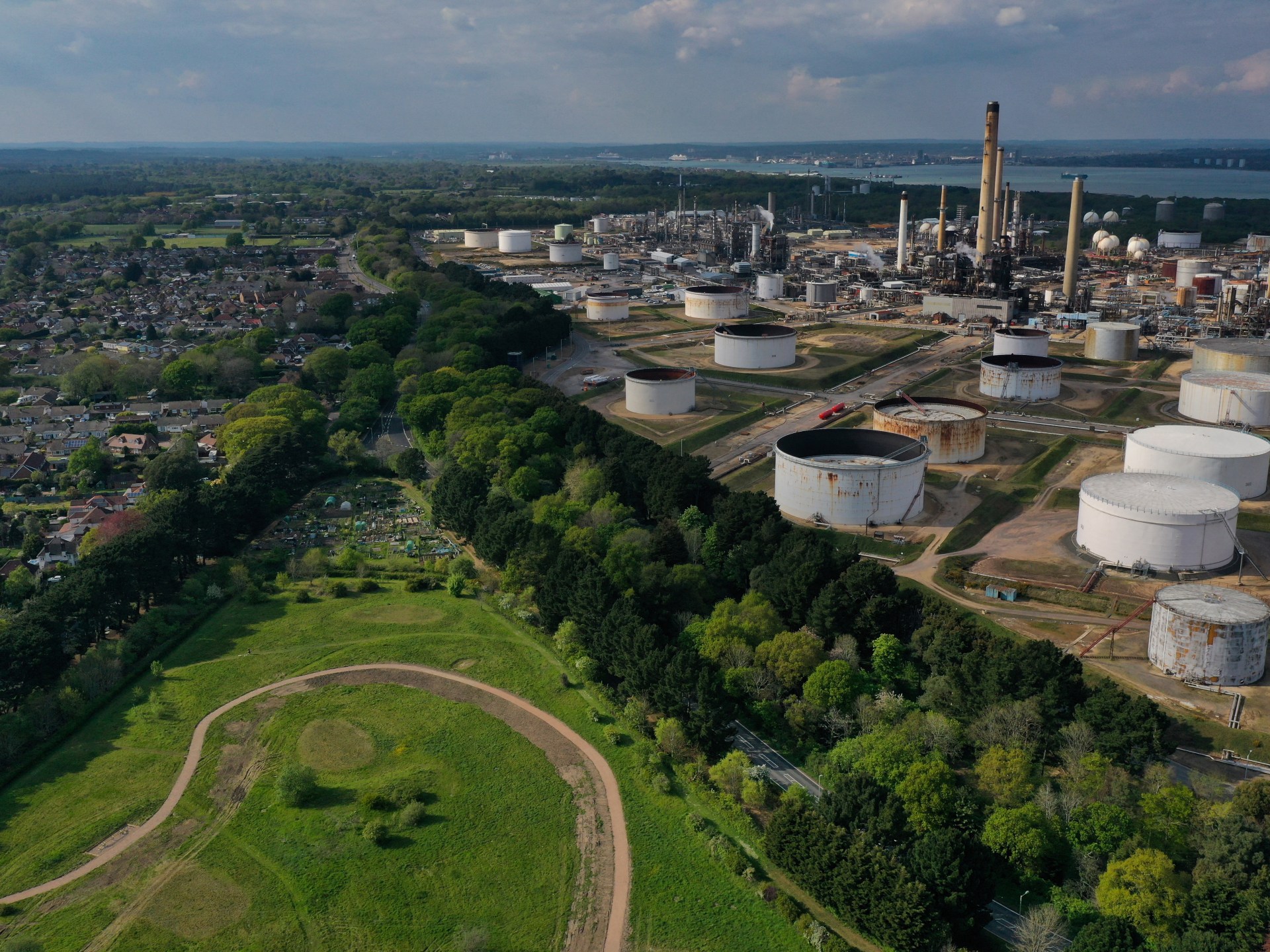 ترجيح هبوط النفط وسط ارتفاع الإمدادات وتأثير الرسوم الجمركية		 – الخليجي نت