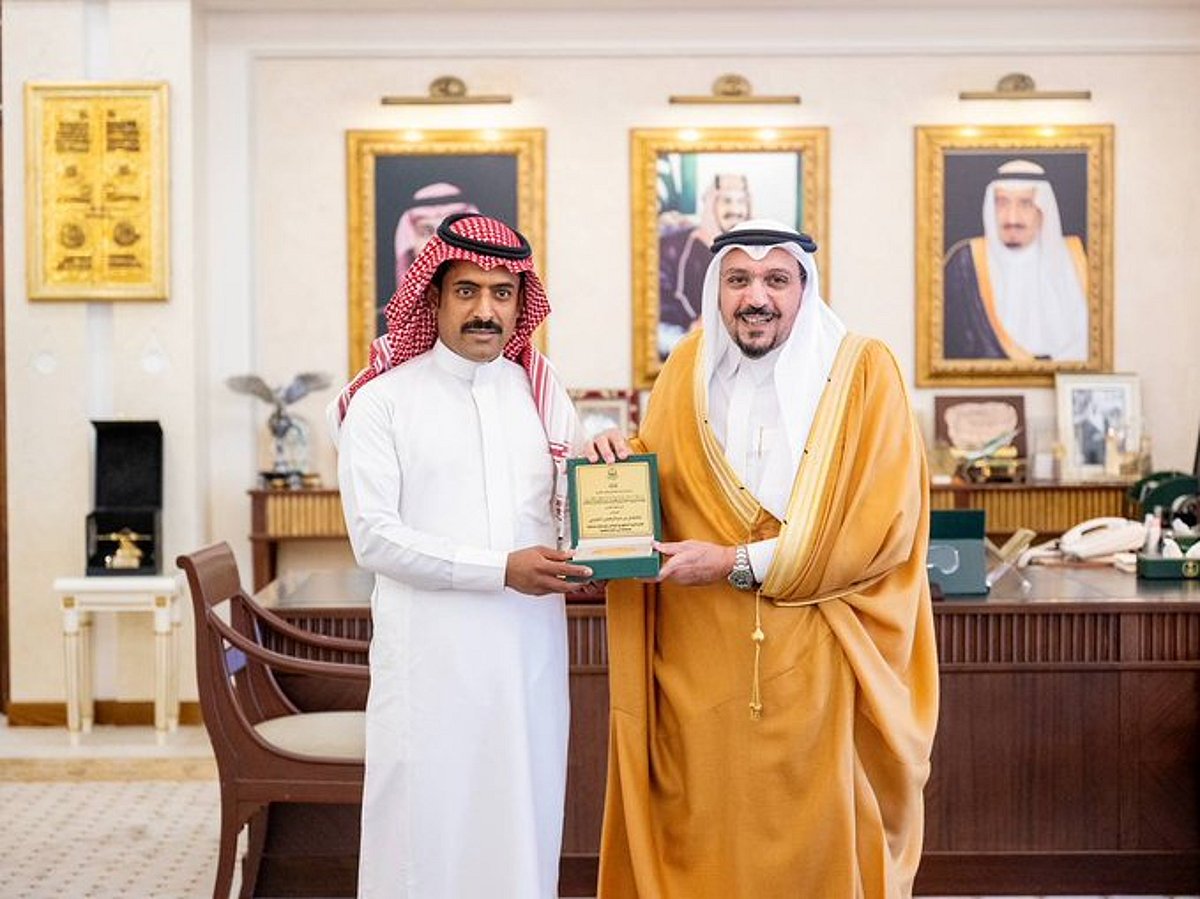 بعد تعامله مع مركبة مشتعلة.. أمير القصيم يكرّم مواطنًا تقديرًا لموقفه البطولي في إنقاذ الأرواح		 – الخليجي نت