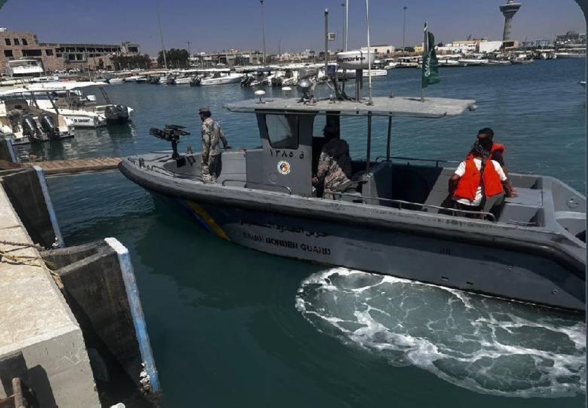 «حرس الحدود» بالمدينة المنورة ينقذ مواطنين تعطلت واسطتهما البحرية في عرض البحر		 – الخليجي نت