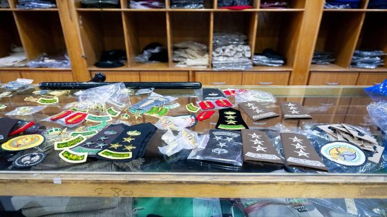 غلق محل مخالف لنظام بيع وخياطة الملابس العسكرية بالرياض ومصادرة رتب وشعارات عسكرية – الخليجي نت