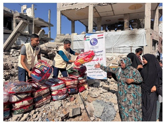 «أم البراء».. سيدة يمنية صنعت الأمل وقدّمت العون لأكثر من 5 ملايين إنسان حول العالم