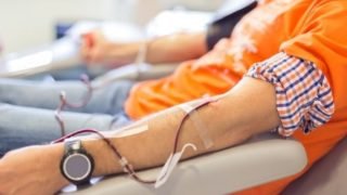 أمريكيون يواجهون غلاء المعيشة ببيع دمائهم
                             – الخليجي نت