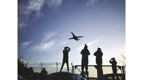 الحرب تدخل أسبوعها الثالث وإسقاط عشرات المسيّرات والصواريخ الإيرانية بالدفاعات الخليجية – الخليجي نت