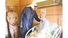 وزير الدفاع اطمأن على صحة أحد المصابين جراء استهداف بطائرات مسيّرة معادية – الخليجي نت