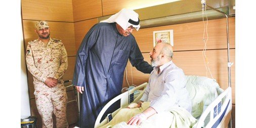 وزير الدفاع اطمأن على صحة أحد المصابين جراء استهداف بطائرات مسيّرة معادية		 – الخليجي نت