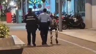 الشرطة تحتجز روبوتًا بتهمة ترويع امرأة مسنة في شوارع ماكاو بالصين
– الخليجي نت