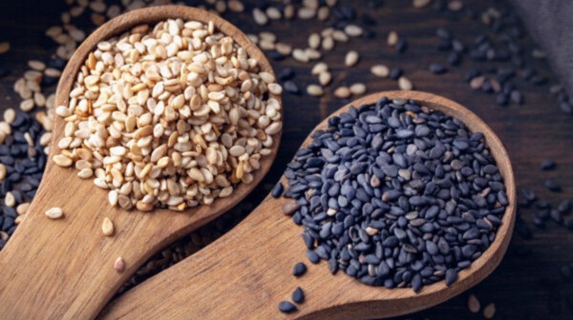 السمسم الأسود، كنوز غذائية وفوائد مذهلة للشعر والقلب
                             – الخليجي نت