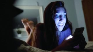 ابعد هاتفك عن وجهك.. 5 علامات للشيخوخة المبكرة بسبب الضوء الأزرق
– الخليجي نت