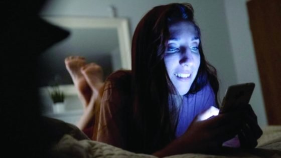 ابعد هاتفك عن وجهك.. 5 علامات للشيخوخة المبكرة بسبب الضوء الأزرق – الخليجي نت