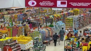 مخزون إستراتيجي وإجراءات صارمة.. استقرار في الأسواق القطرية ومرونة في التموين – الخليجي نت