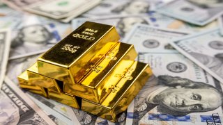 عكس المعهود في الحروب.. ما سر ارتفاع الدولار وتراجع الفضة والذهب؟		 – الخليجي نت