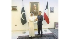 «العرفج» يوحّد الديبلوماسية.. والسفير البحريني يهدي نظيريه الروسي والباكستاني الشعار – الخليجي نت