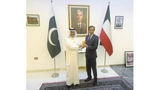 «العرفج» يوحّد الديبلوماسية.. والسفير البحريني يهدي نظيريه الروسي والباكستاني الشعار – الخليجي نت